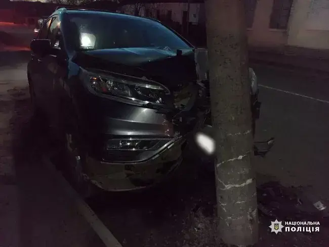 Легковик врізався в електроопору