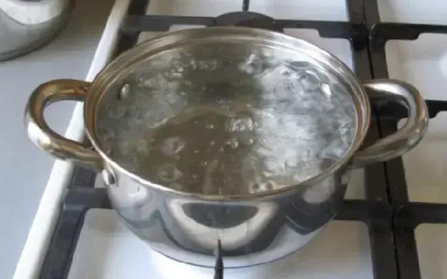 Каструля з окропом