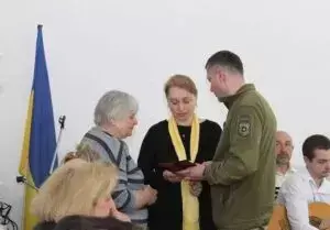 Підполковник Дмитро Карплюк вручив високі державні нагороди сім'ям загиблих військовослужбовців посмертно