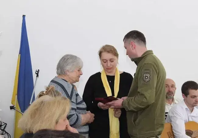Підполковник Дмитро Карплюк вручив високі державні нагороди сім'ям загиблих військовослужбовців посмертно