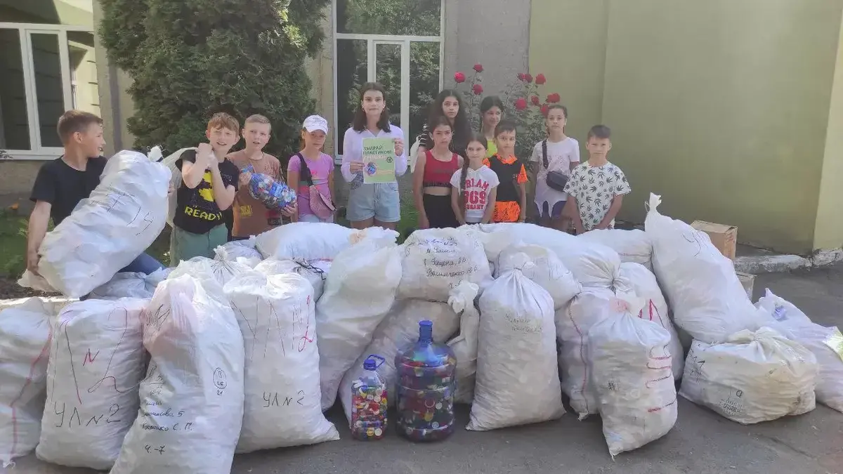 В Умані школярі збирали пластик для дронів