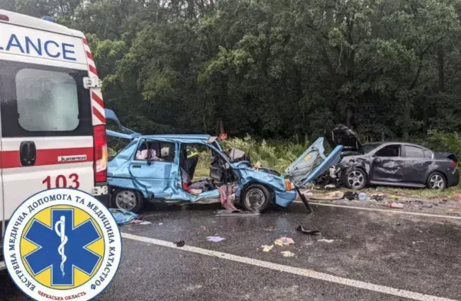 ДТП на Уманщині: машини розбиті вщент, постраждало 4 особи