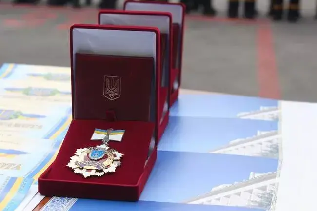 В Умані вручили нагороди працівникам ДСНС, що 28-29 квітня рятували постраждалих на місці прильоту