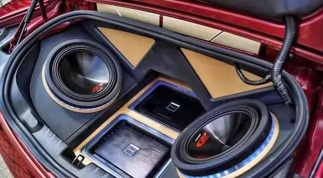 Пориньте у звук: автоакустика для справжніх меломанів