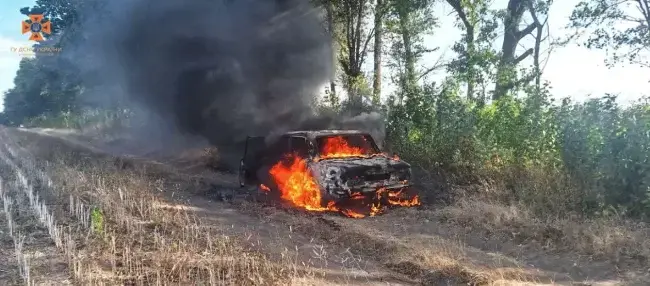 На Уманщині згоріла автівка: для здолання вогню викликали пожежників
