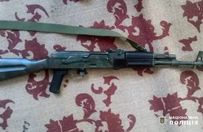 В Умані правоохоронці викрили чоловіка, який незаконно зберігав в себе вогнепальну зброю та купу набоїв