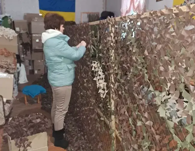 Волонтерський рух "Воля" в Умані продовжує плести сітки та допомагати ЗСУ