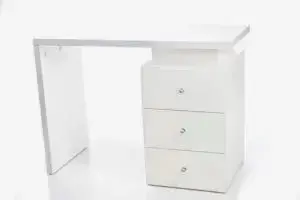 Стильні манікюрні столи для кабінету