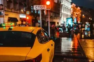 Таксі – зручний транспорт, що можна викликати за номером телефону / Фото: shangarey freepik.com