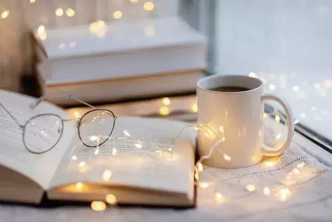 Знижки на комплекти книг до зимових свят -15% на MoreBooks / Фото: фрипик freepik.com