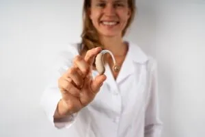 Коли виникає потреба у слуховому апараті та як його обрати?