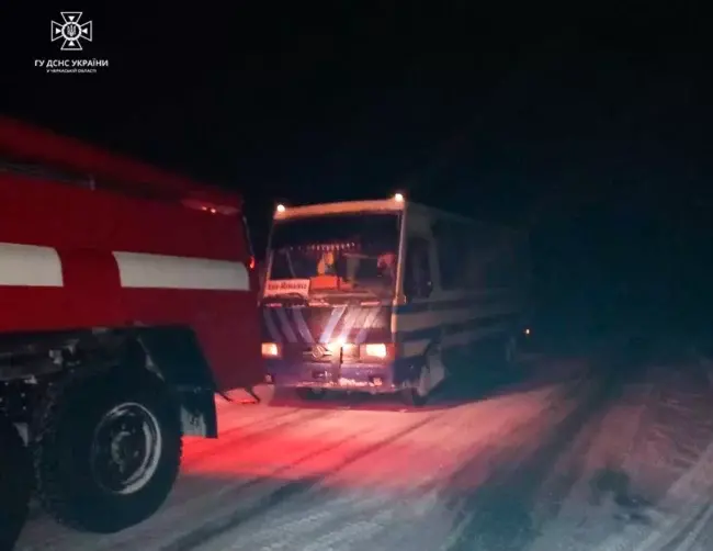 В Уманському районі рятувальники дістали зі снігової пастки автобус з людьми