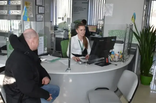 В Умані у сервісному центрі МВС виявили два транспортних засоби, які перебувають у розшуку