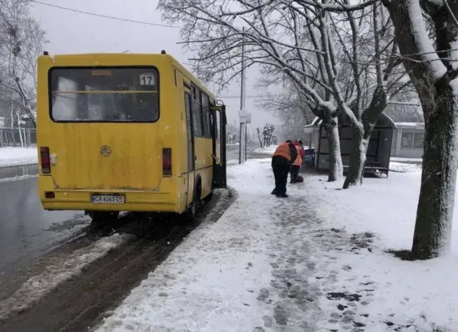До Умані повернулася зима: з самого ранку комунальники наводять лад у місті