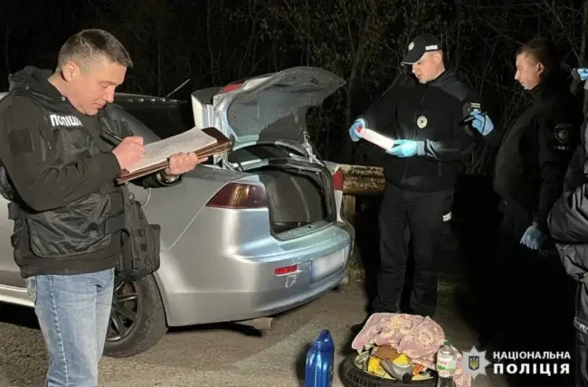 Поліціянти з Умані знайшли викрадену автівку з вбитим власником та затримали підозрюваного