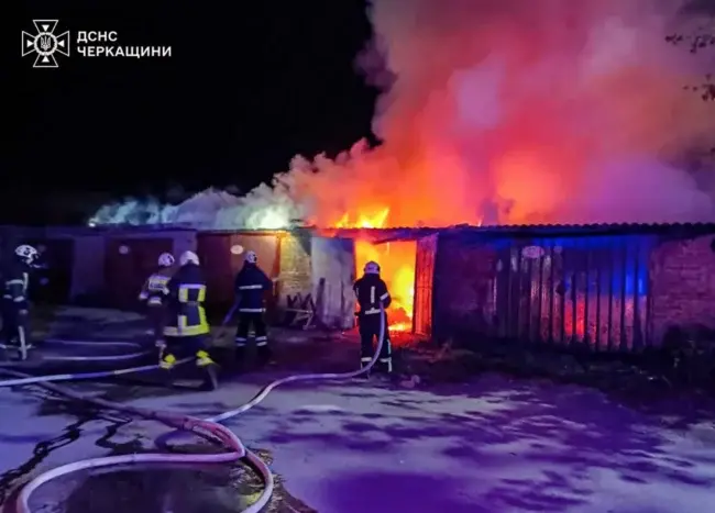На Уманщині продовжується сезон пожеж: тепер палають гаражі