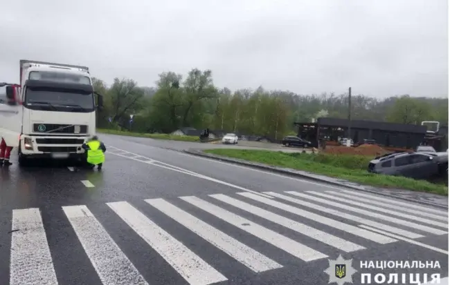 ДТП на Уманщині: позашляховик опинився в кюветі через вантажівку
