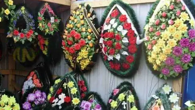 Уманська міськрада просить мешканців міста не приносити пластикові квіти на кладовище