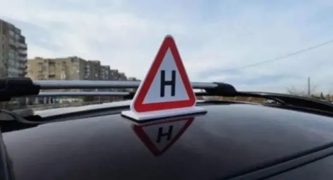 Від сьогодні в Умані та по всій Україні навчальний транспорт має їздити з новим знаком