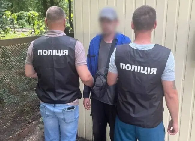 В Умані правоохоронці затримали чоловіка, який за 60 тис.грн забезпечував ухилянтам виїзд з країни