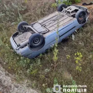 На Уманщині перегорнулася автівка: постраждало двоє осіб