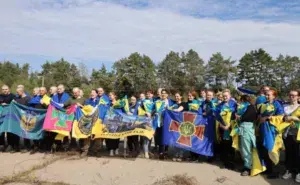 Оборонці "Азовсталі" повернулися додому. Україна звільнила 49 військових