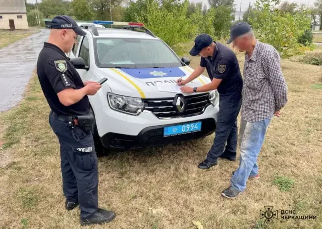 На Уманщині пенсіонер намагався спалити сухостій, а спалив господарчу споруду й отримав штраф