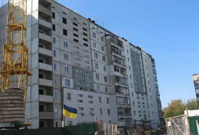 В Умані завершують відновлення багатоповерхівки у яку торік влучила ворожа ракета