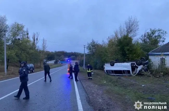 Днями на Уманщині перекинувся мікроавтобус: слідчі з'ясовують обставини ДТП