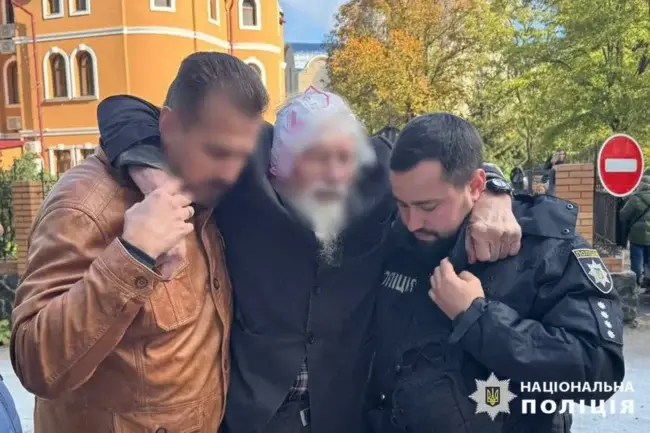 В Черкасах відбулося загострення конфлікту між вірянами УПЦ чи ПЦУ: спочатку вони побилися, тепер штурмують храм