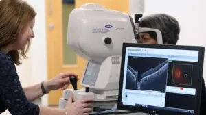 При каких глазных заболеваниях офтальмологи проводят оптическую когерентную томография глаза?