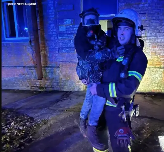 В Умані через пожежу евакуйовано 8 осіб, серед яких були діти