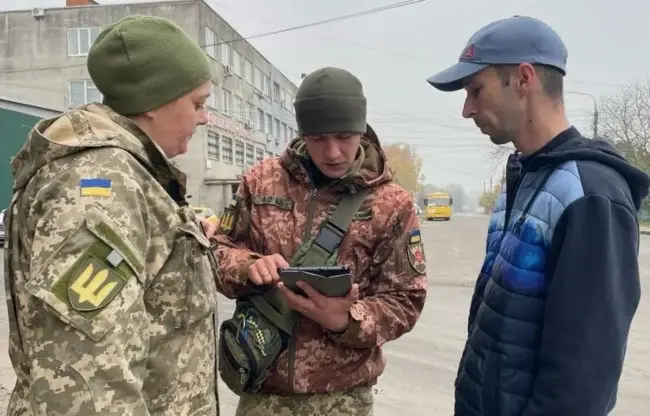 Трьох мешканців Черкащини судитимуть за перешкоджання роботі ТЦК: у месенджерах вони попереджали про вручення повісток