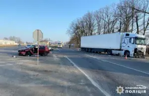Автівка влетіла у вантажівку на Уманщині: постраждалі опинилися в лікарні