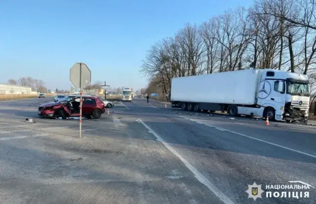 Автівка влетіла у вантажівку на Уманщині: постраждалі опинилися в лікарні