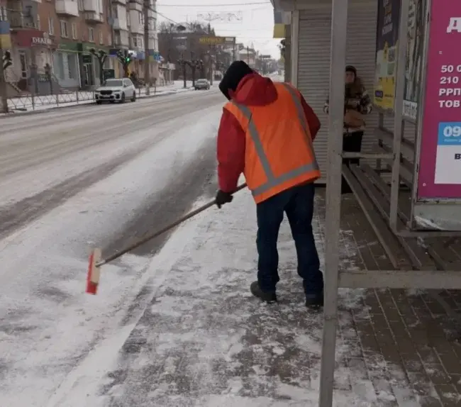 В Умані в ручному режимі прибирають сніг та посипають тротуари