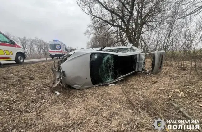 На Уманщині сталася ДТП: автівка опинилася у кюветі