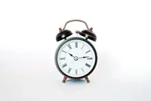 В Україні цієї ночі переводять годинники: що потрібно знати