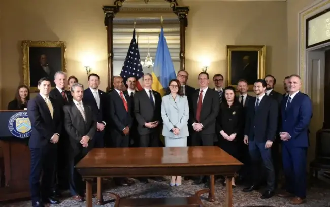 Україна та США підписали угоду про корисні копалини
