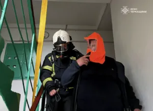 В Умані на балконі багатоповерхівки спалахнула пожежа: врятовано чоловіка