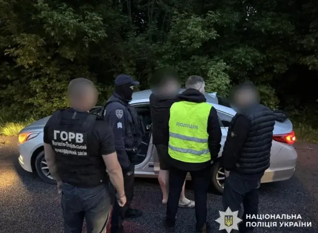 На Черкащині затримали чоловіка, який організовував нелегальний виїзд за кордон за 7 тисяч доларів