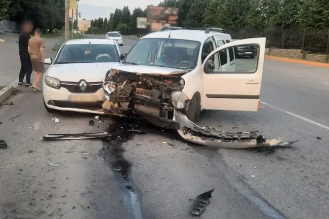 В Умані зіткнулися два Renault: один із пасажирів у лікарні