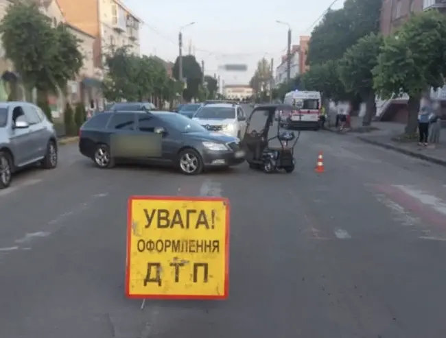 В Умані зіткнулися легковик і електротріцикл: один із водіїв був напідпитку