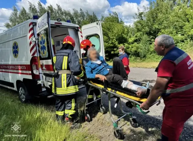 На Уманщині у Цибулеві рятувальники швидко зреагували на ДТП з постраждалим