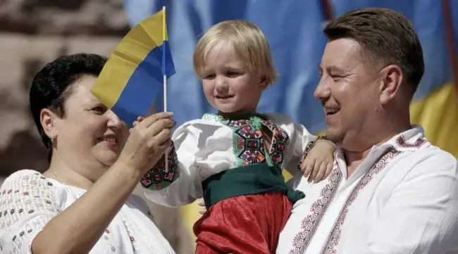 Привітання до Дня Конституції України у віршах та прозі