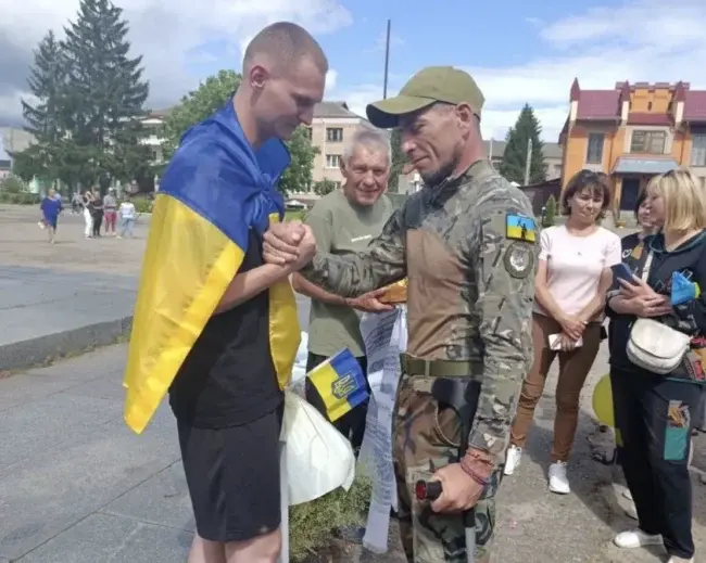 На Черкащині урочисто зустріли морпіха Олександра Котолупа, який понад три роки провів у полоні