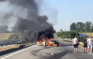 На Уманщині під час руху спалахнула автівка: рятувальники ліквідували пожежу