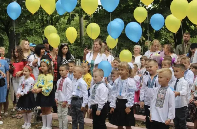 Привітання до 1 вересня 2025 для вчителів та учнів: листівки, вірші та проза