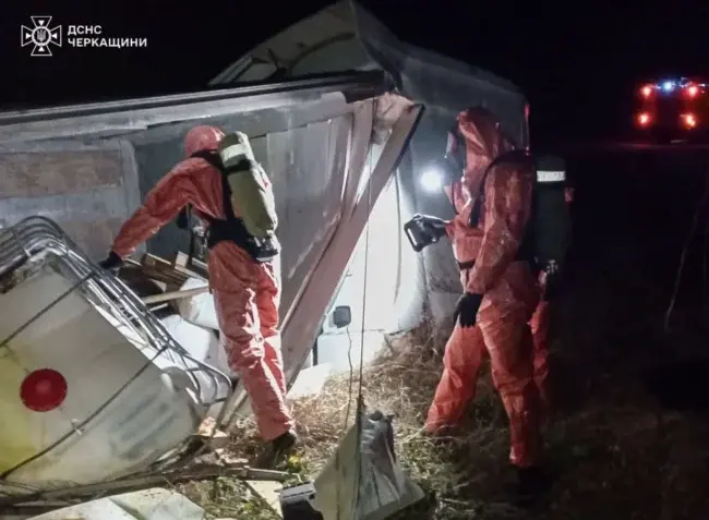 На Черкащині перевернулася вантажівка з хімікатами: загрози для людей немає