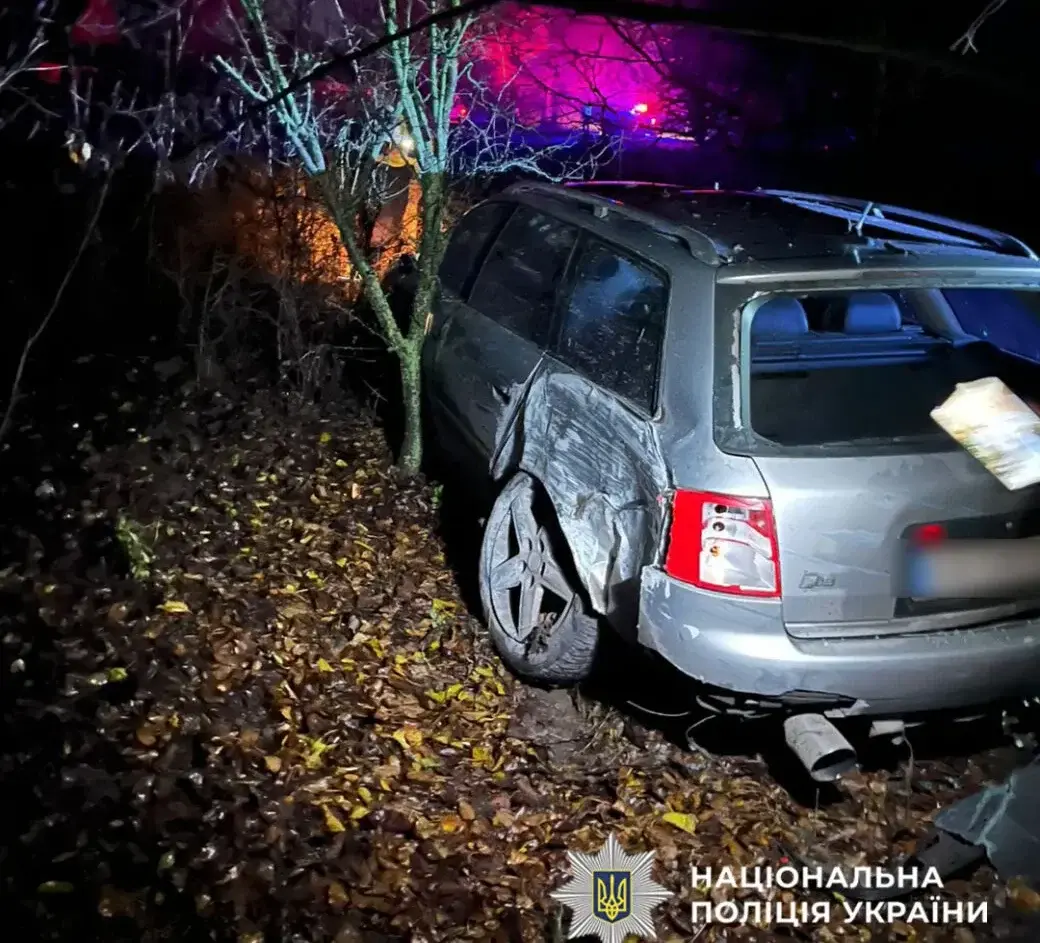 На Уманщині сталася смертельна ДТП: автівка врізалася в електроопору (ФОТО)